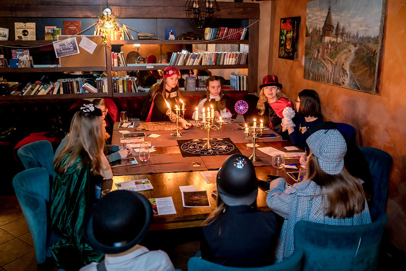 Дети разгадывают загадки в семейном квесте Хэллоуина в Volgograd