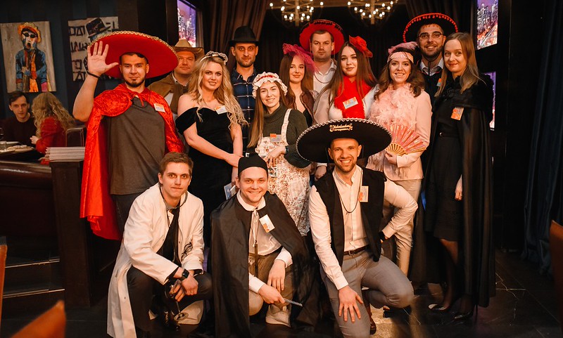 Корпоратив на Новый год в Volgograd — празднично украшенный банкетный зал