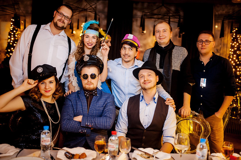 Команда компании празднует Новый год в ресторане Volgograd