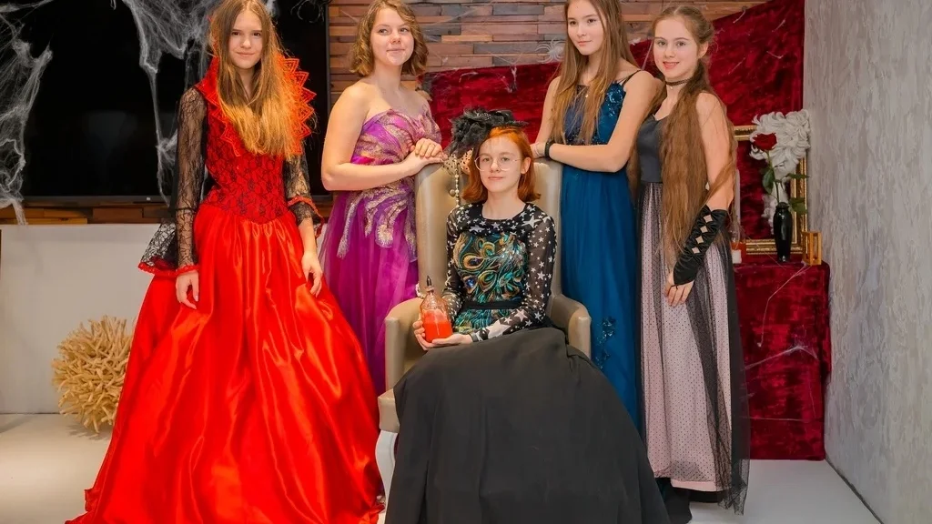 Квест на&nbsp;8&nbsp;марта в&nbsp;школе &laquo;Поцелуй вампира&raquo;: дамы выбирают темно-красные напитки. 